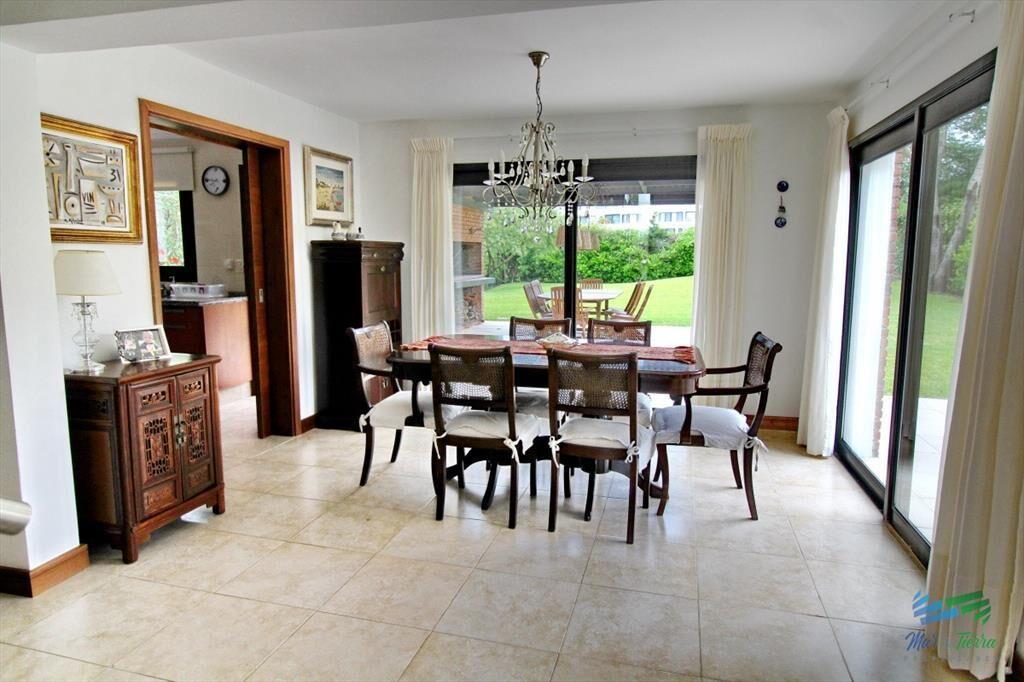 En alquiler!! Moderna casa ubicada a 1 cuadra el