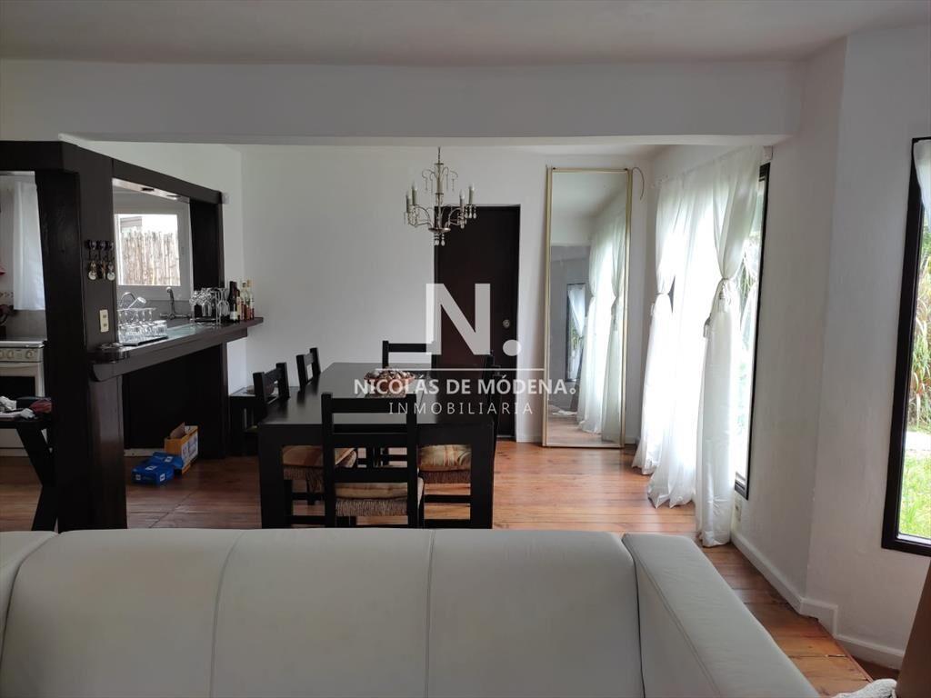 Casa a tres cuadras del centro de La Barra de 4 dormitorios
