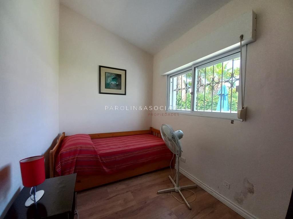 Vende casa de 3 dormitorios totalmente reformada.