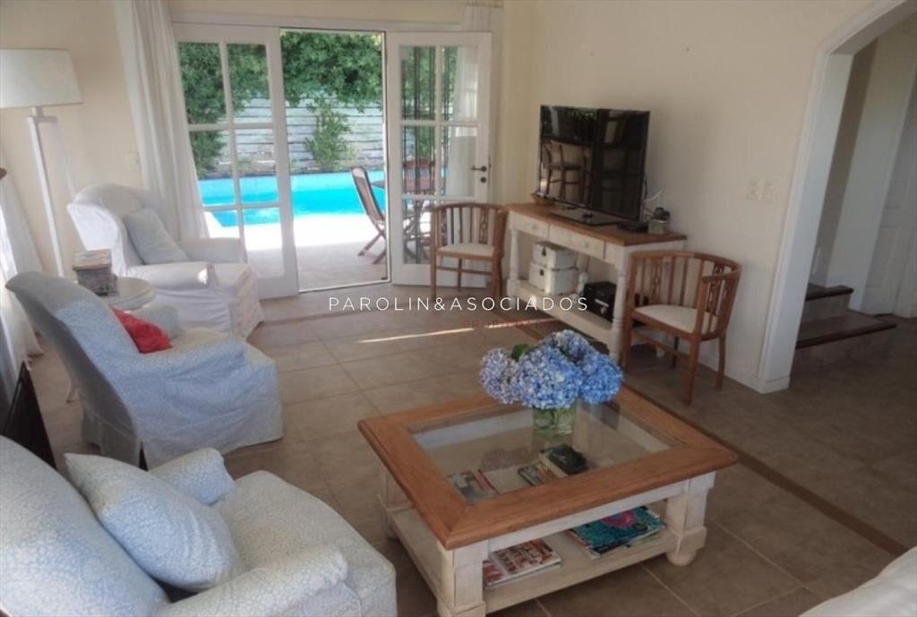 Excelente casa en venta a dos cuadras del mar,
