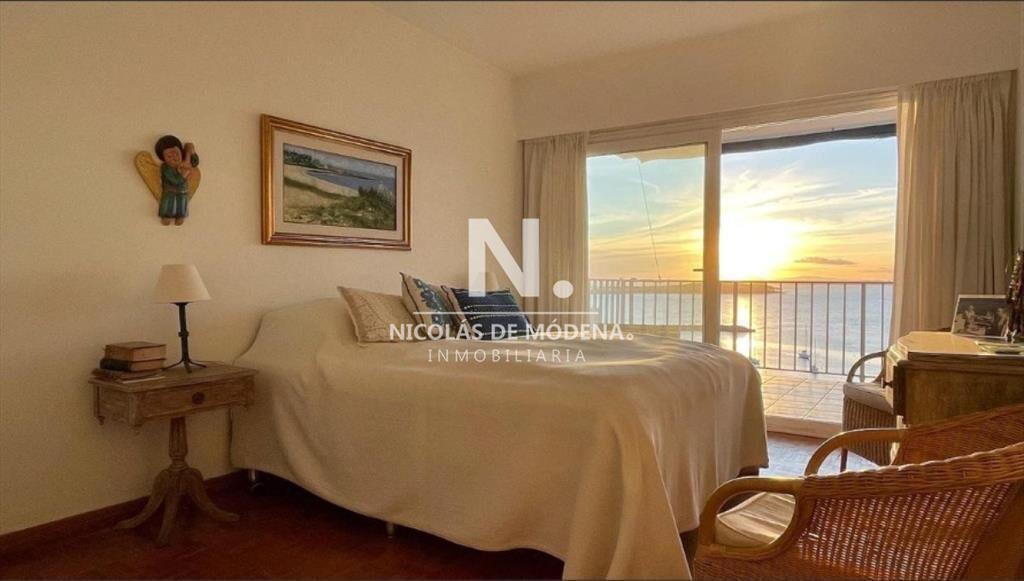 Vende apartamento de 3 dormitorios en Punta del