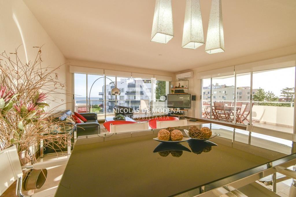 Espectacular Apartamento de Tres Dormitorios al -