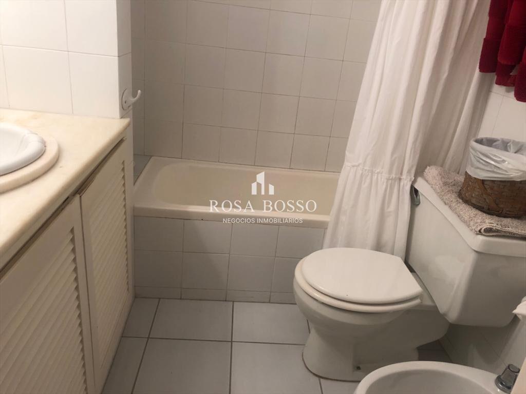 a pocos metros del Puerto de Punta del Este