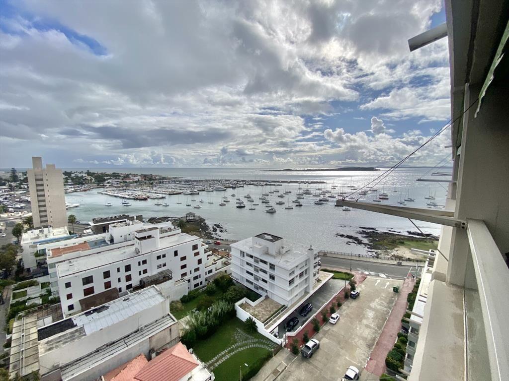 APARTAMENTO EN VENTA DE 3 DORMITORIOS 3 BAÑOS 2