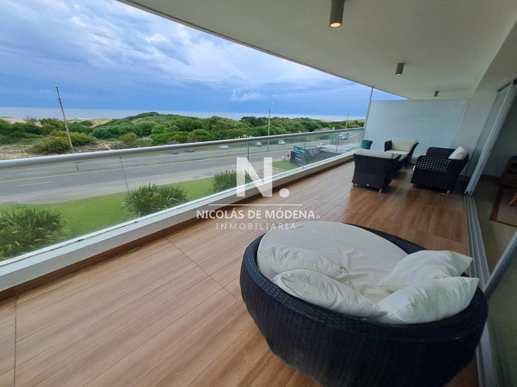 Apartamento en venta de 3 dormitorios y servcio