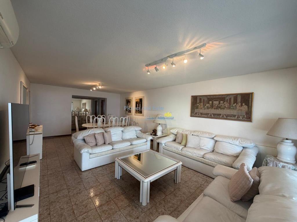 Apartamento de 3 dormitorios y servicio en Venta