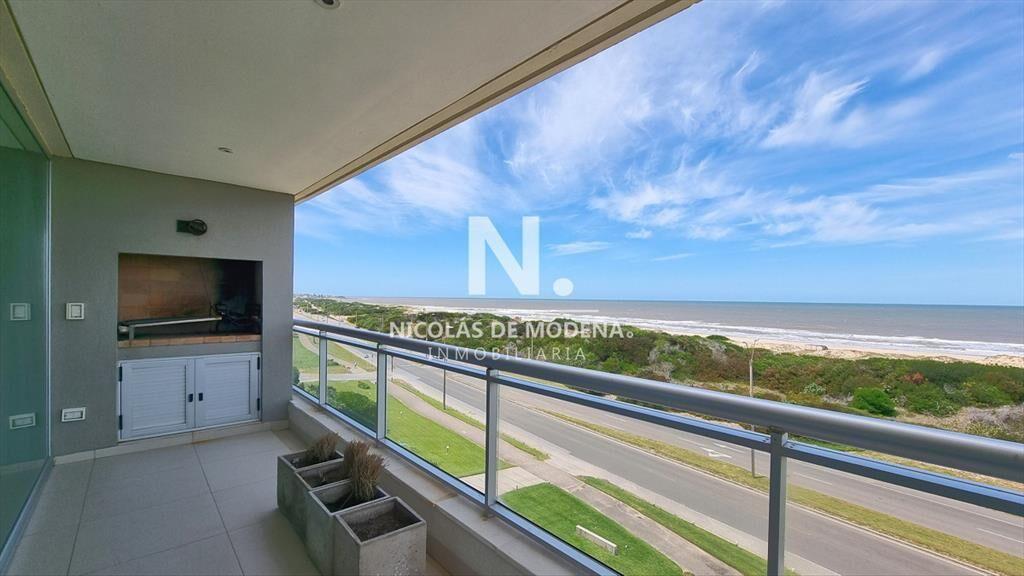 Apartamento esquinero en primera linea de la 4