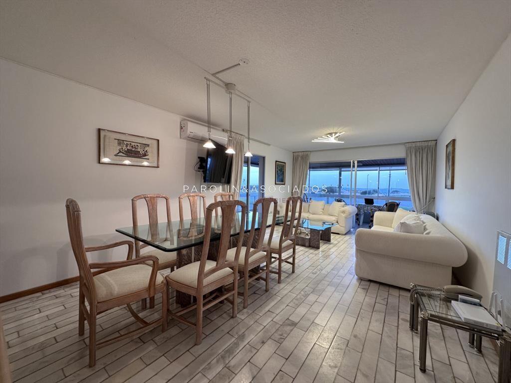 Vende apartamento de 3 dormitorios en Playa Punta