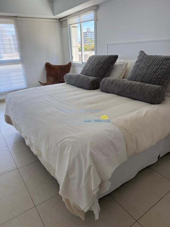 Apartamento en venta de 3 dormitorios y servicio