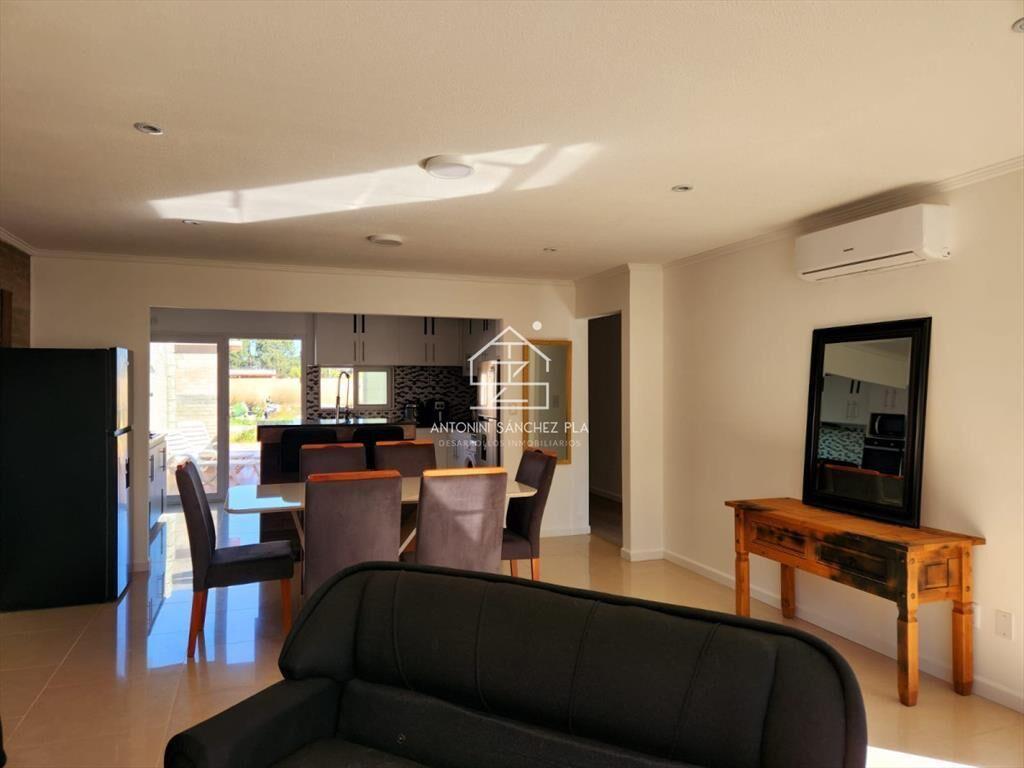 Vende Casa de 3 Dormitorios en Parque Burnett, con espacios