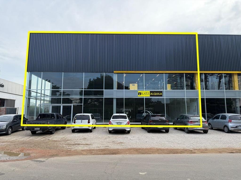 Alquiler de gran local comercial de 467 m², 30 mts frente p