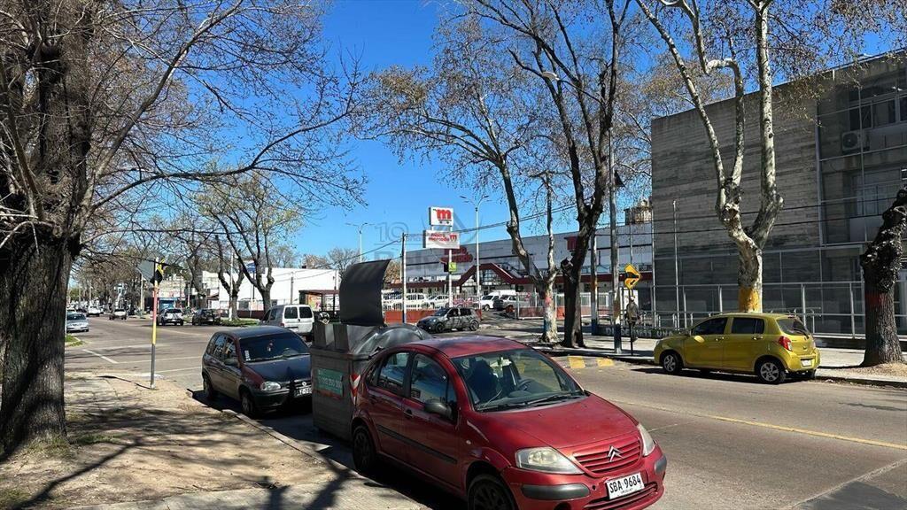 Local comercial en la Teja excelente ubicación Ref. 77