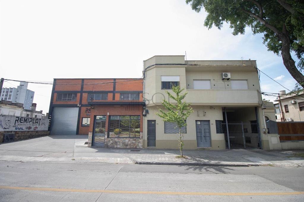 Venta local industrial con parking en Sayago