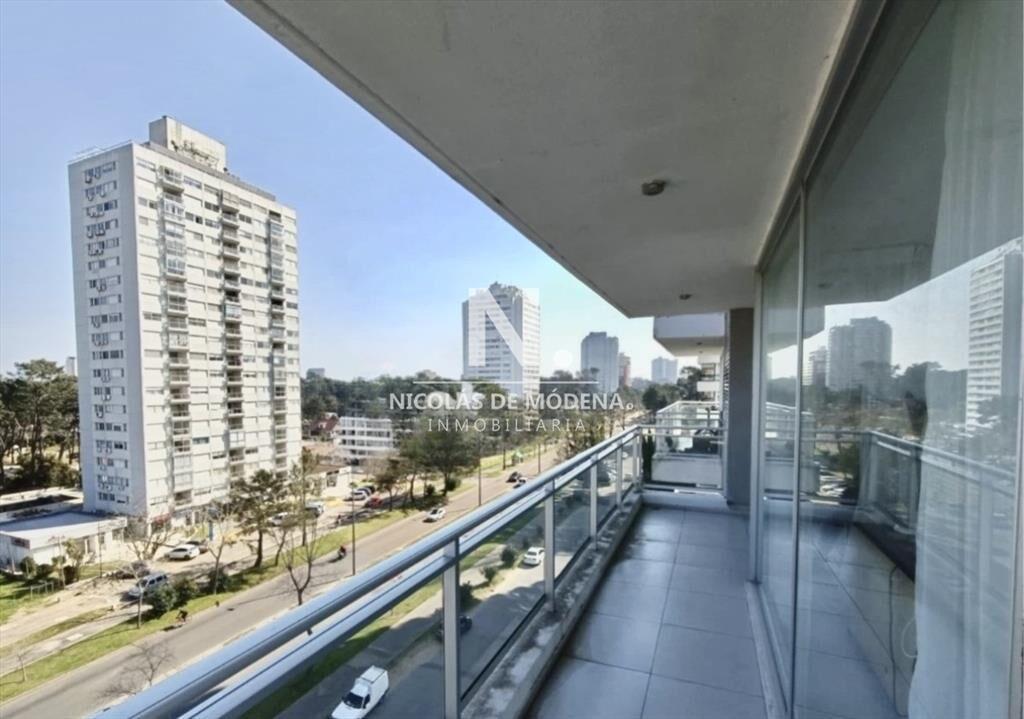 Vende Apartamento de 3 Dormitorios en la zona de