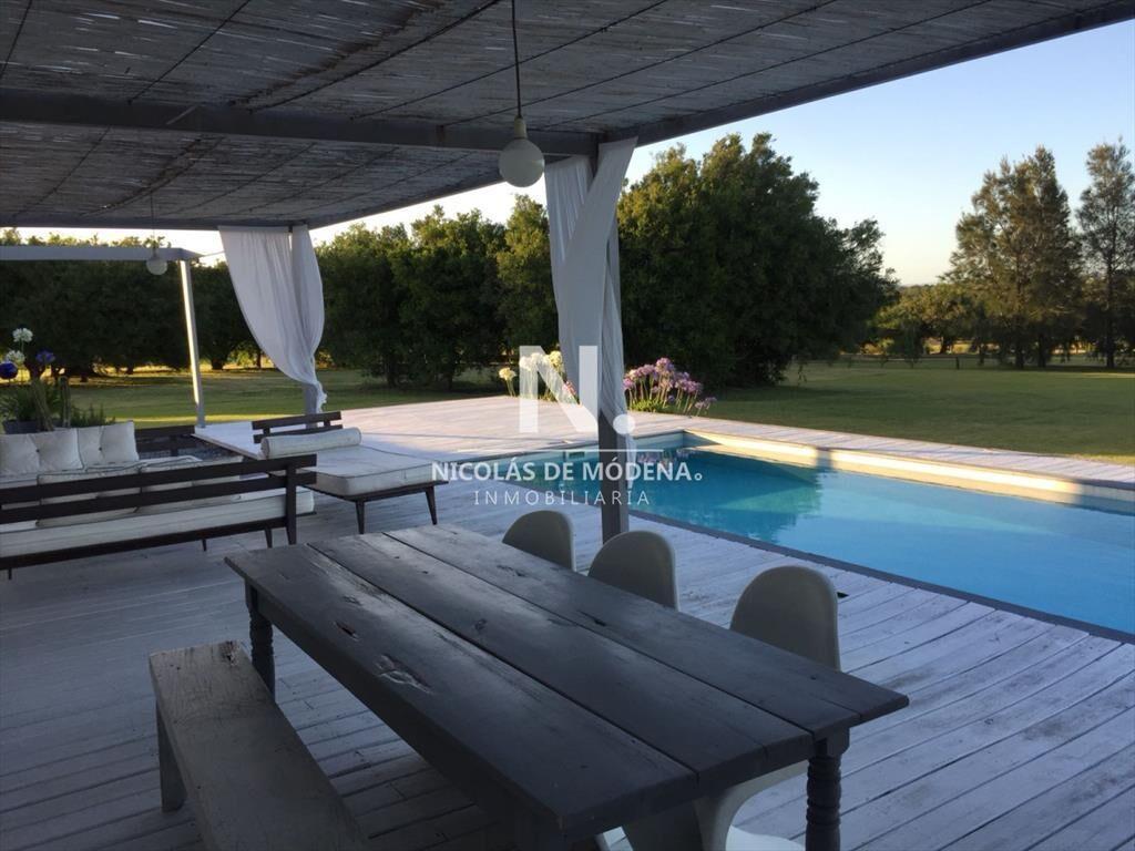 Casa en venta y alquiler de estilo minimalista dentro de Ba