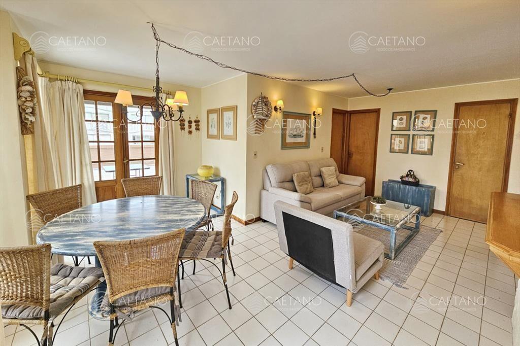 Apartamento de 2 dormitorios y 2 baños a 1 de y