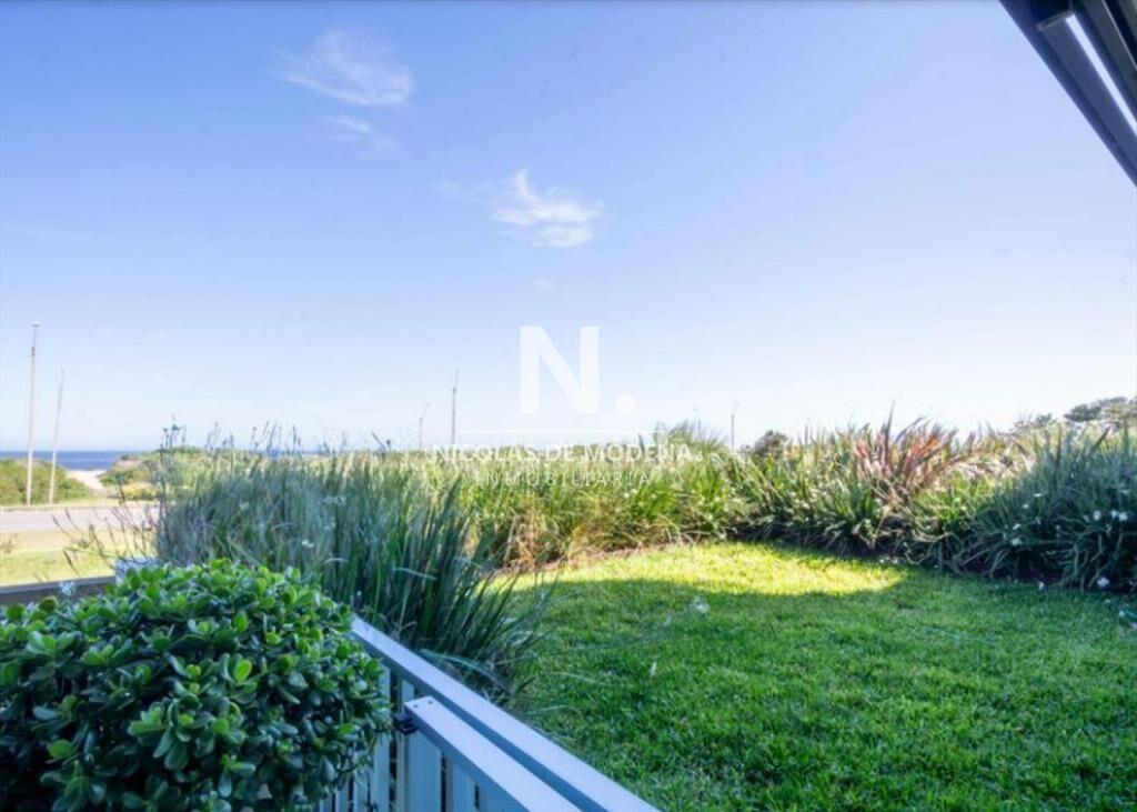 Vende apartamento de 3 dormitorios en Brava Punta