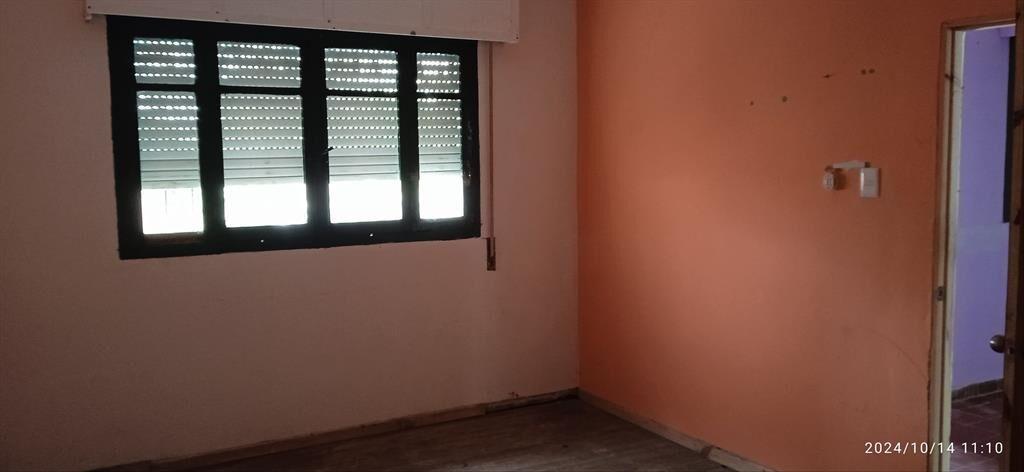 Dos casas alquiladas en venta a una cuadra de Av. Garzón.