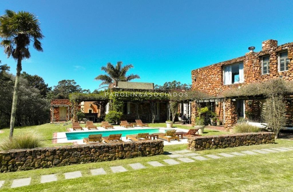 Chacra en Venta de 8 Dormitorios en Camino Punta