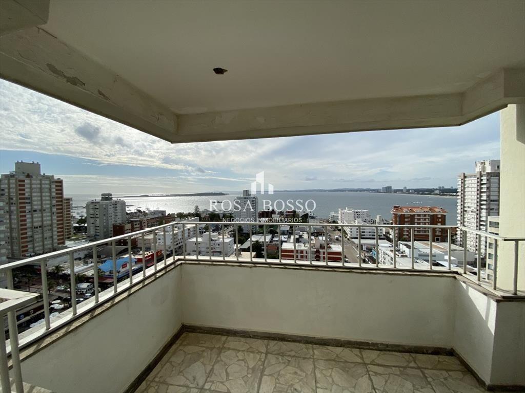 Apartamento a la venta con 4 dormitorios y servicio complet