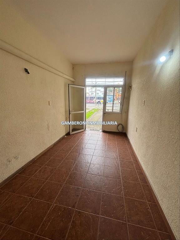 Local comercial pequeño sobre Av. Garzón y Duran