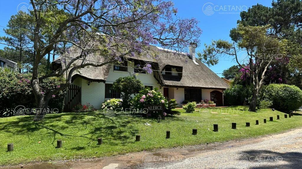 En venta casa en San Rafael, de 4 dormitorios mas dep, con