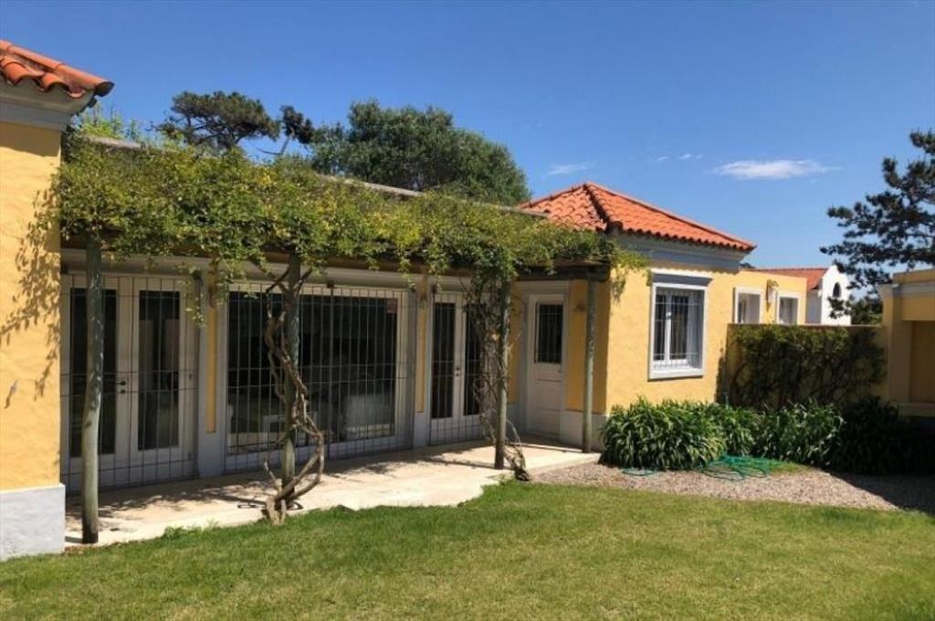 CASA EN VENTA DE 3 DORMITORIOS EN LA BARRA