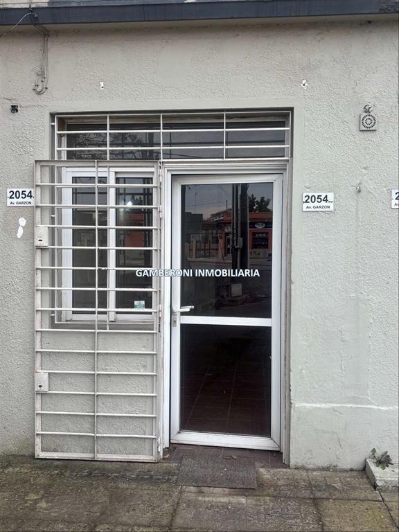 Local comercial pequeño sobre Av. Garzón y Duran