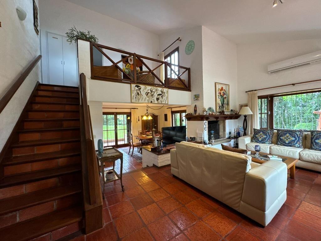 Venta de Hermosa Casa en San Rafael: Gran Jardín, Piscina y