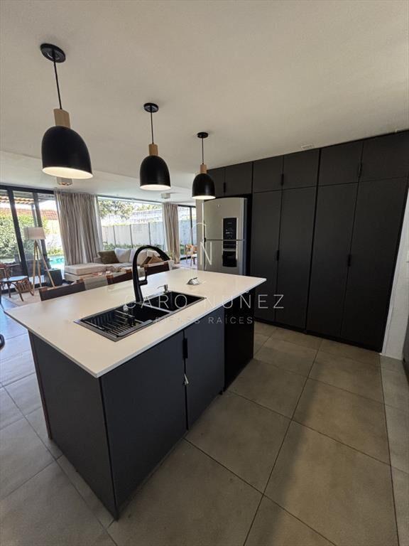 Venta casa moderna 4 dormitorios Carrasco Sur