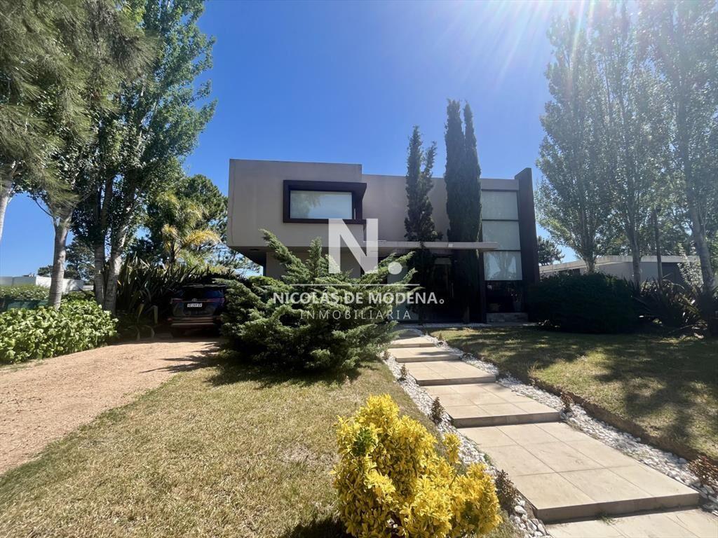 Excepcional casa de dos plantas en Le Residence en venta,