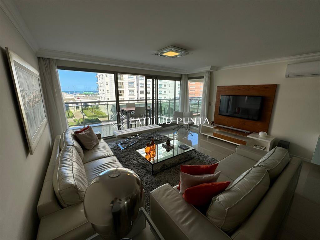 Apartamento 3 dormitorios en suite. Brava