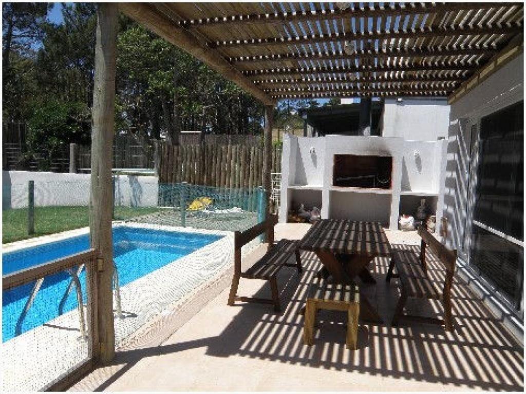 VENTA DE CASA DE 3 DORMITORIOS EN LA BARRA PUNTA DEL ESTE
