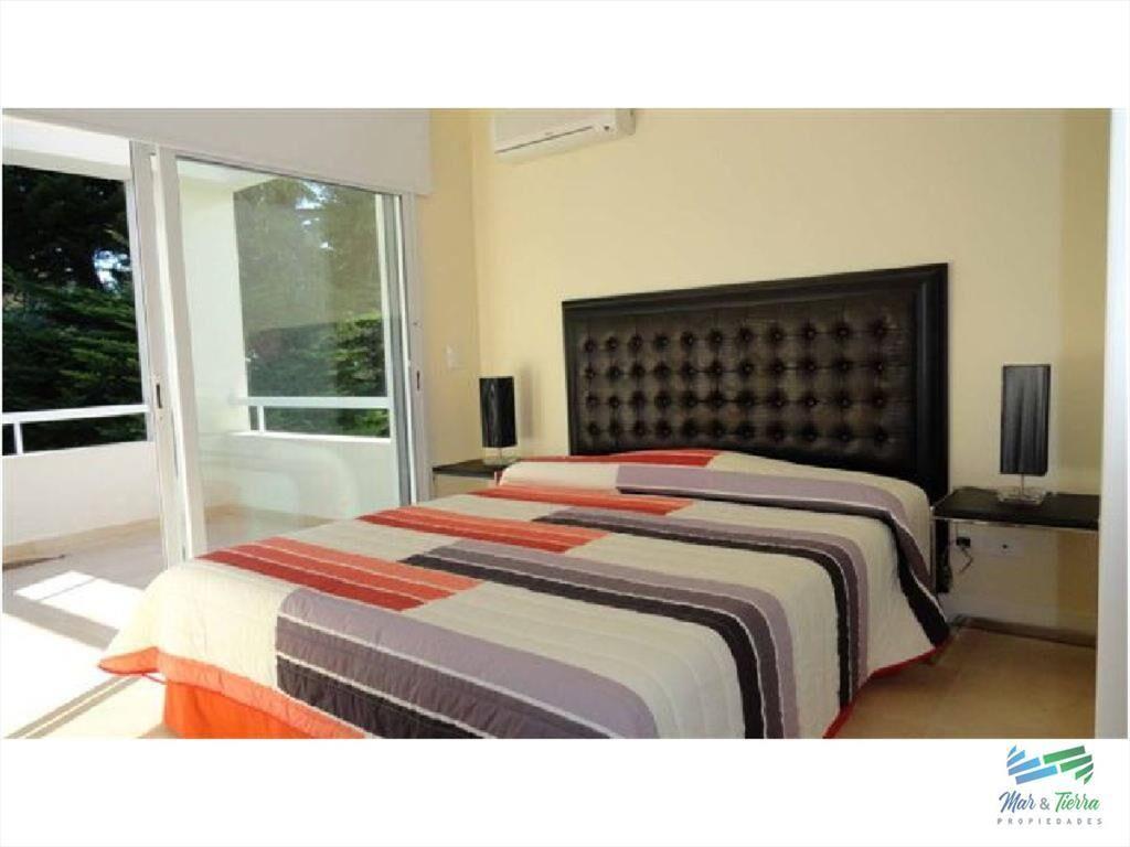 Vendo casa de 4 dormitorios con piscina en barrio