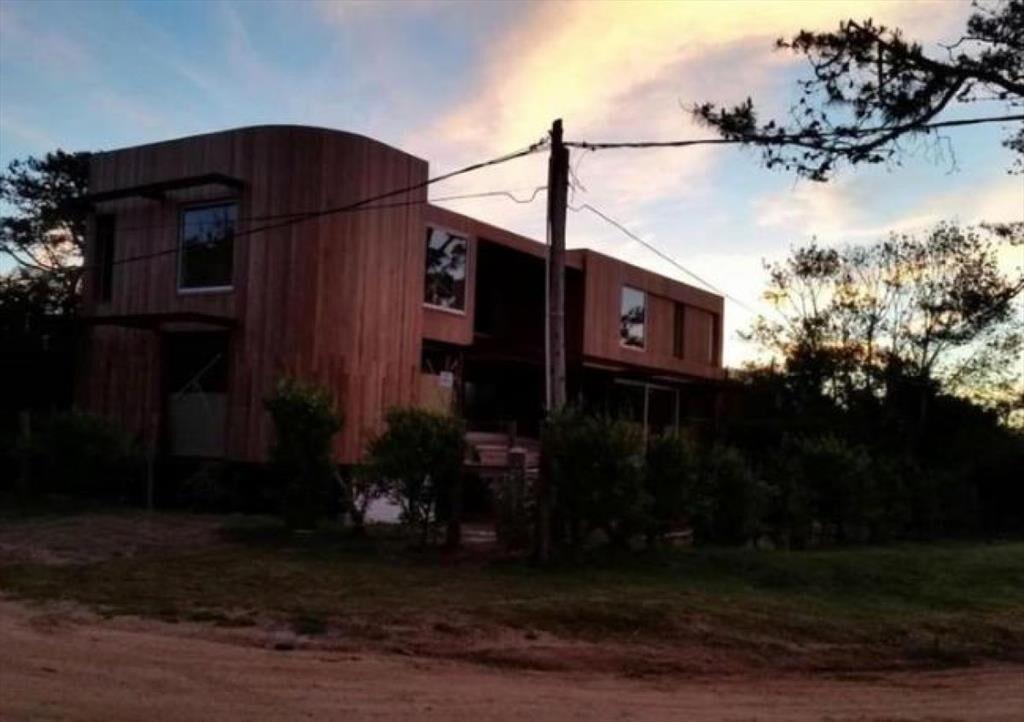 CASA EN VENTA DE 4 DORMITORIOS EN LA BARRA
