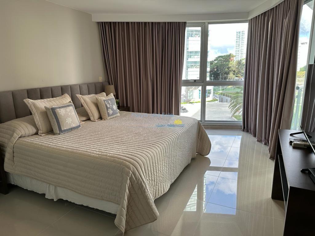 Apartamento en Venta de 3 Dormitorios en Punta ,