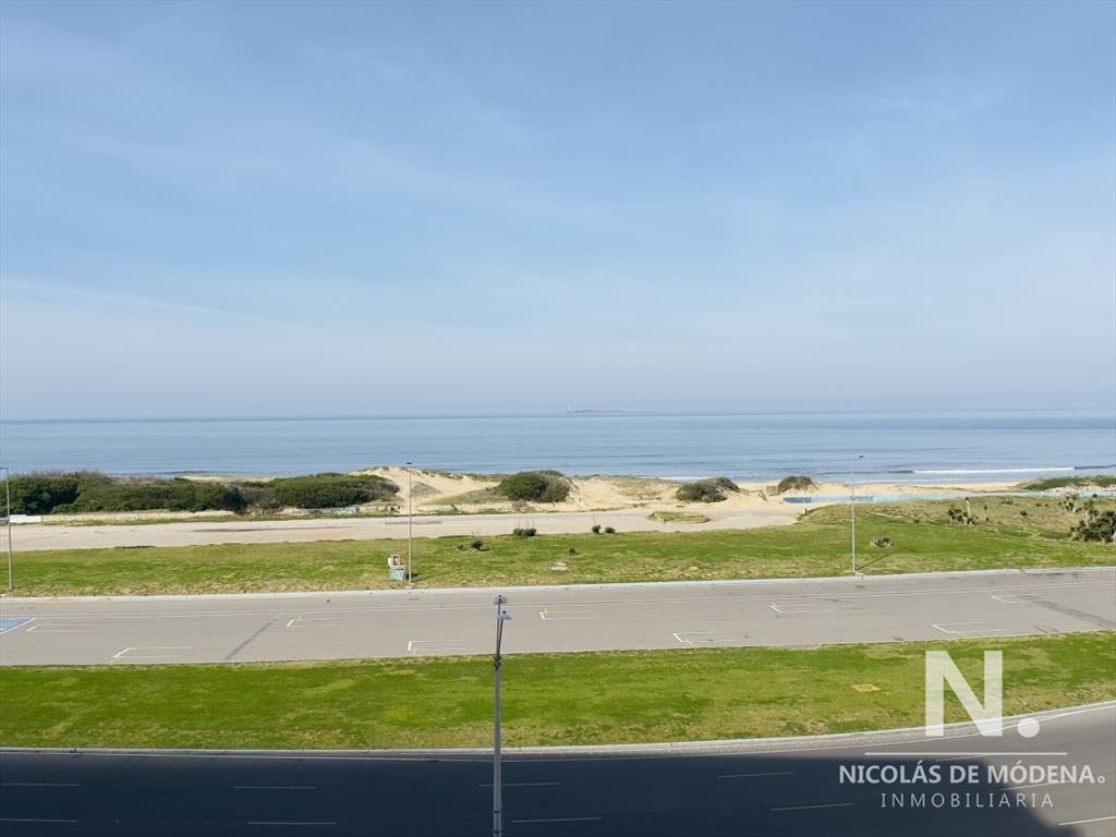 Venta de apartamento primera linea, playa brava.