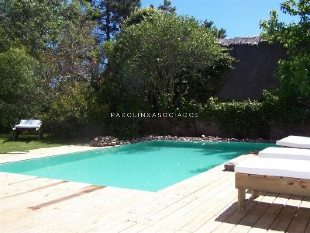 Casa de 4 dormitorios con piscina en La Barra, Punta del Es