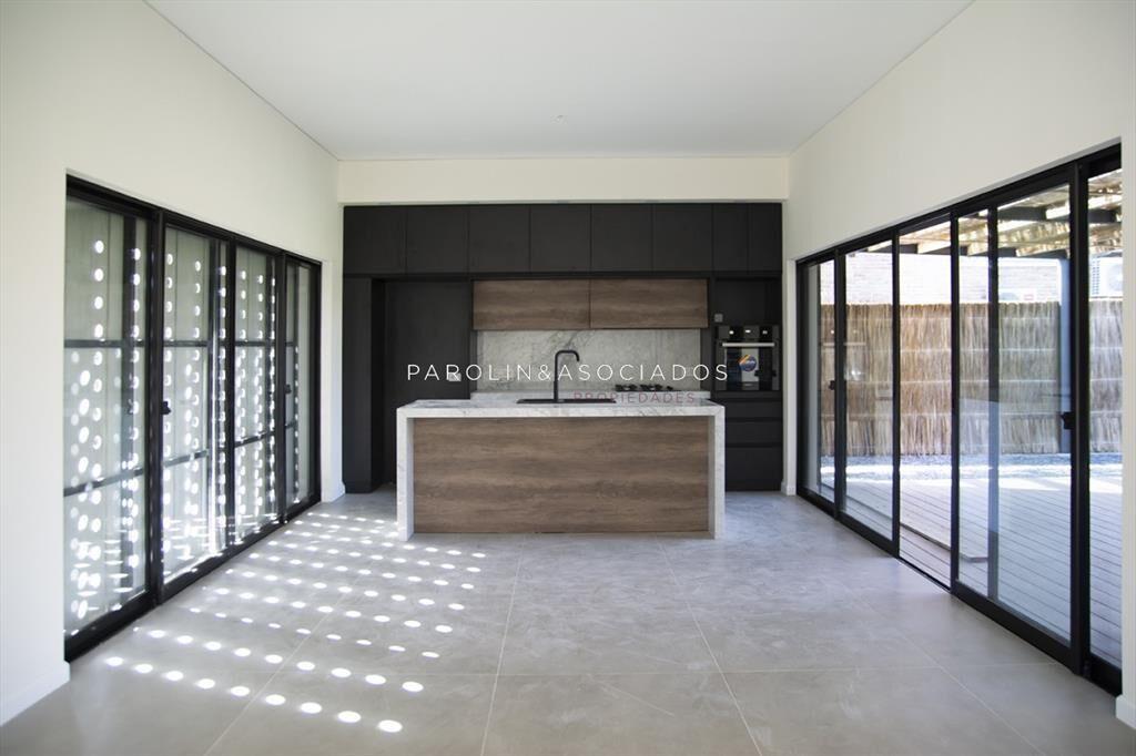 Chalet en venta en el Golf de Punta del Este de 4
