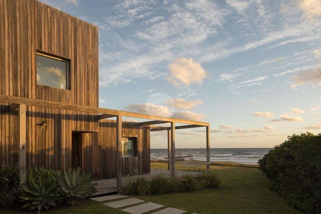 ESPECTACULAR CASA SOBRE EL MAR