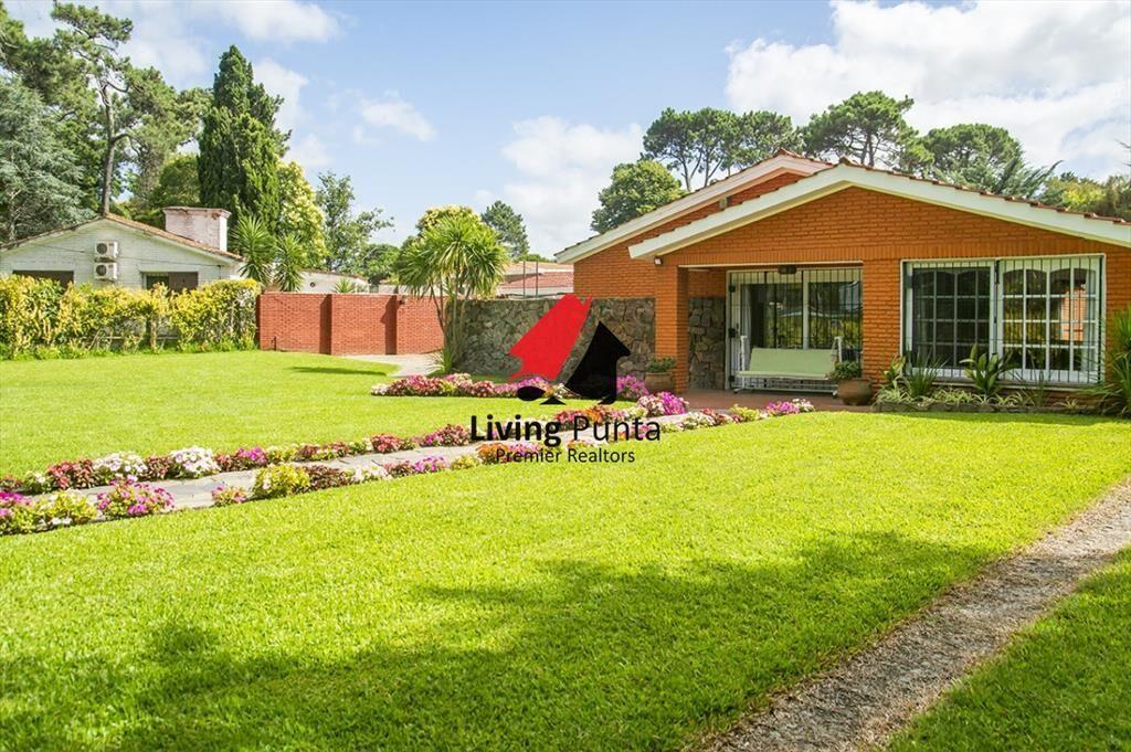 Vende casa de 3 dormitorios en Cantegril Punta del Este