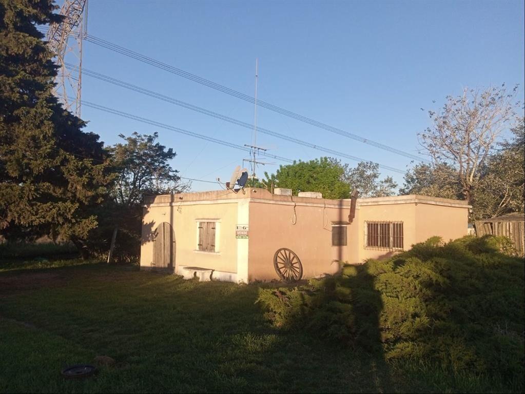 Terreno tipo chacra con casa y galpónes, con 205 m de frent