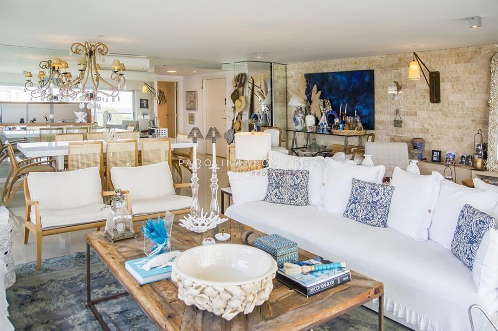 Vende espectacular apartamento en Brava de 3 dormitorios.