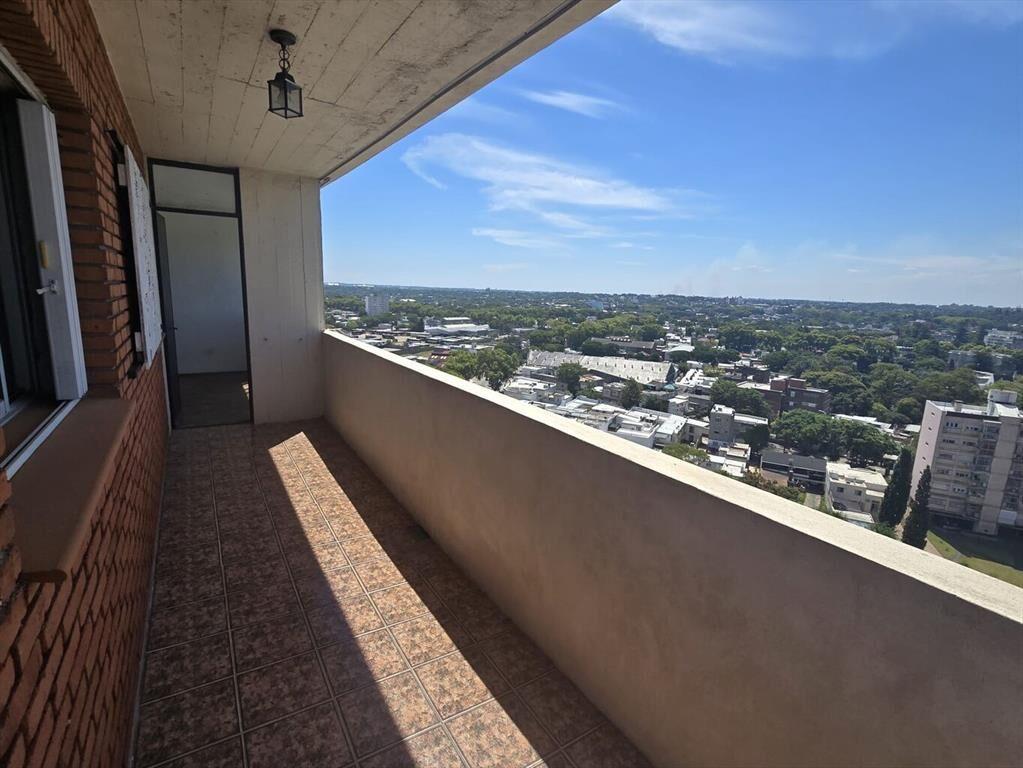 Piso alto, excelente vista y luminosidad, muy comodo.