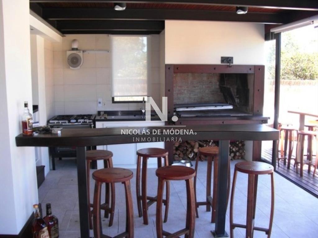 CabaÃ±a de 4 dormitorios y piscina cerca del mar,