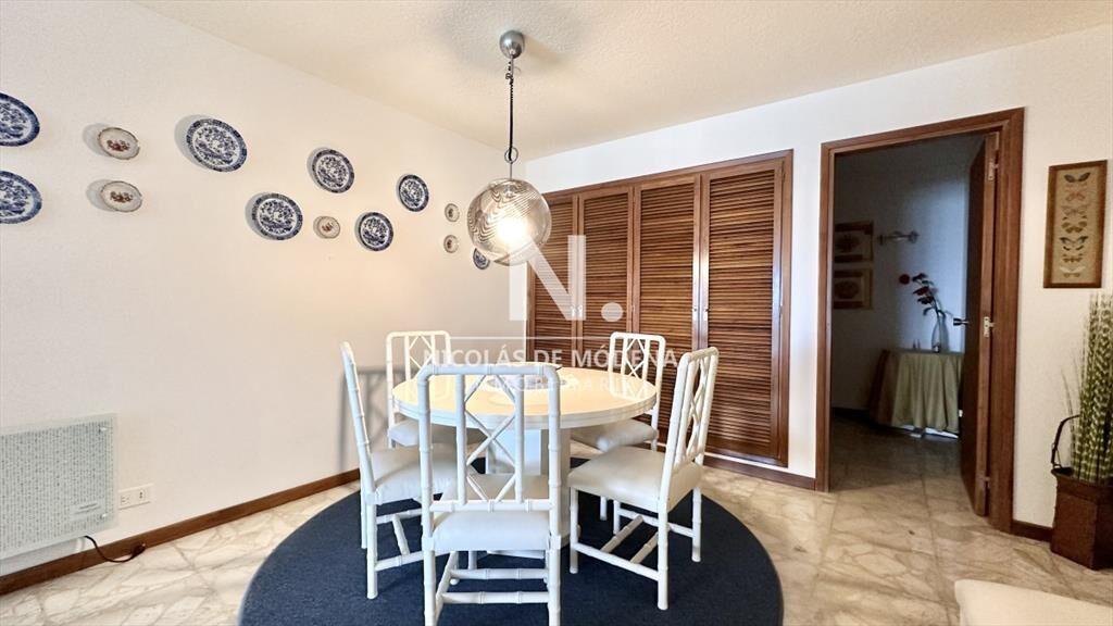 Apartamento de tres dormitorios en venta en Playa