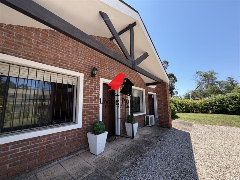 Hermosa casa en barrio Residencial de Punta del Este a paso