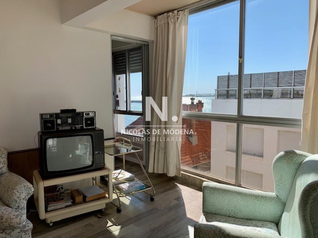 Apartamento de tres dormitorios En Venta. Península, a met