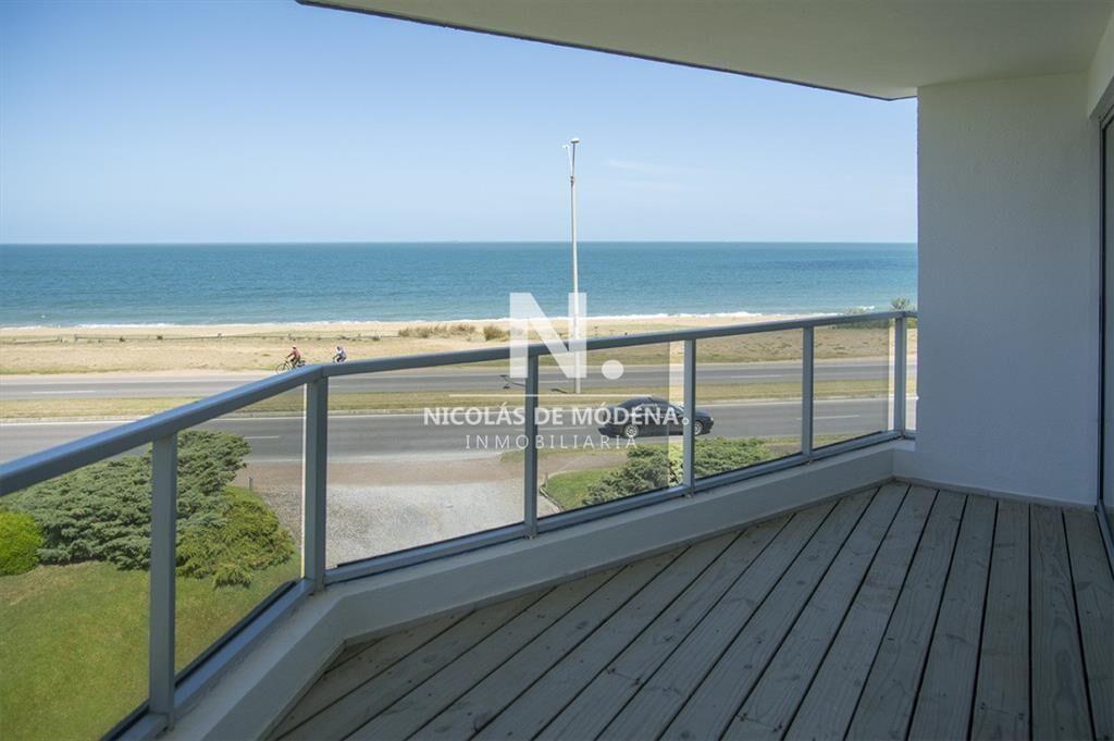 Espectacular departamento en Playa Mansa de 3 dormitorios f