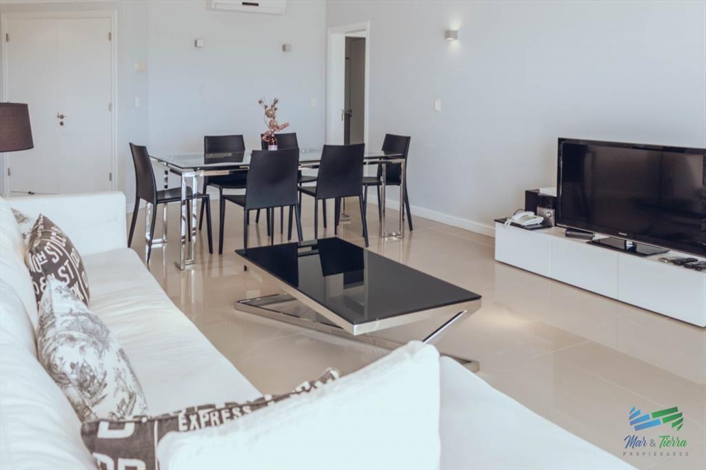 VENTA de apartamento de 2 dormitorios sobre playa